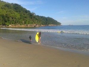 Escola Municipal de Surf passa a atender alunos da região do Camburi