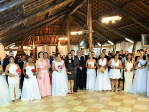 Dia dos Namorados é marcado por casamento comunitário em Ubatuba