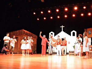 Profissionais da Educação participam de aprimoramento com espetáculo teatral