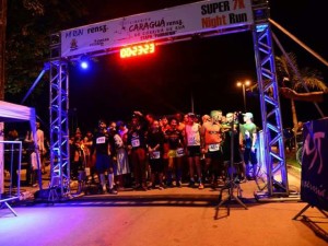 Ubatuba recebe cerca de 400 participantes em etapa de corrida noturna