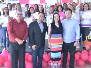 Alunas das Escolas de Moda e Beleza recebem certificados de formatura