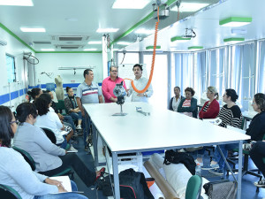 Alunas iniciam curso de corte e costura em carreta do Via Rápida Empregos