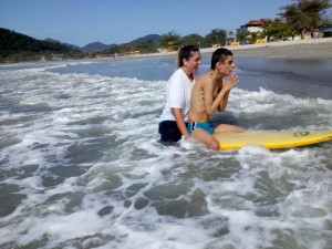 Prefeitura e Apae realizam iniciativa de surfe inclusivo