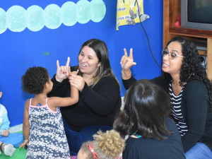 Projeto piloto da Educação de Ubatuba implanta aula de Libras no ensino regular