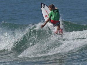 Surf For Friends doa renda para Grupo de Apoio à Criança com Câncer
