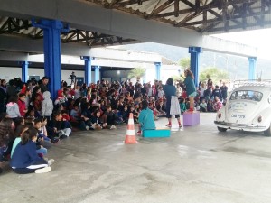 200 alunos da rede municipal de Ubatuba assistem à peça bilíngue