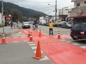 Prefeitura de Ubatuba revitaliza ciclofaixas da região central