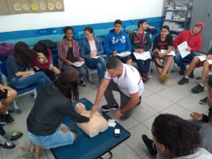 Alunos dos 8° e 9° anos da rede municipal recebem treinamento com bombeiros