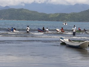 Alunos da EM Belarmino resgatam tradição com Corrida de Canoa Caiçara