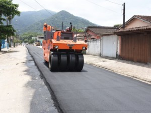 Prefeitura de Ubatuba prossegue nos serviços de asfaltamento