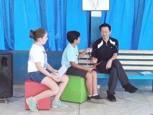 André Kondo sendo entrevistado pelos alunos