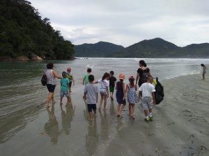 Alunos da escola Ernesmar realizam atividade no mangue da Praia Dura