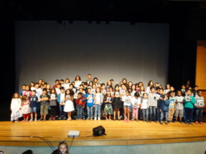 Alunos da rede de Ubatuba lançam livro no Teatro Municipal