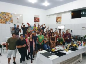 Curso de bartender forma alunos para atuar em bares e restaurantes