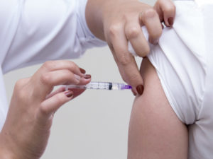Ubatuba inicia vacinação contra Covid-19 de profissionais da rede privada de saúde e idosos