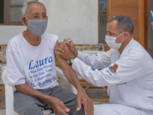 Secretaria de Saúde informa: vacinação de idosos contra Covid-19 continua