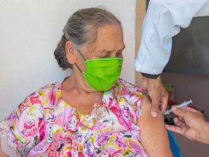 Aplicação de dose de reforço contra Covid-19 para idosos será nas unidades de saúde