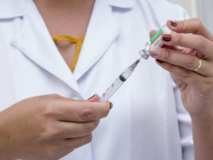 Saúde de Ubatuba recebe vacinas contra a Covid-19 para idosos de 75 ou 76 anos