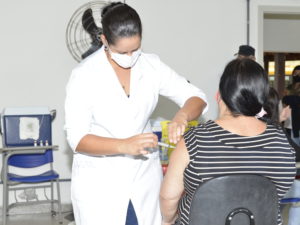 Ubatuba aplica vacina contra Covid-19 em profissionais da Educação