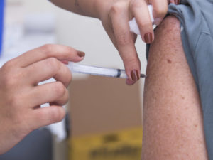 Saúde inicia campanha de vacinação para trabalhadores do comércio