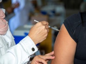 Jovens com 25 anos ou mais podem se vacinar contra a Covid-19 a partir de 04 de agosto