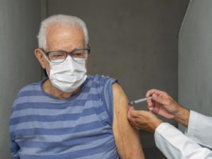 Ubatuba aplicará dose adicional contra Covid-19 para idosos com 85 anos ou mais