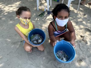 Limpeza da praia da Barra Seca conta com esforço coletivo e presença da família Schurmann