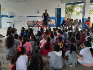 Triatleta de Ubatuba orienta estudantes sobre participação em passeio ciclístico