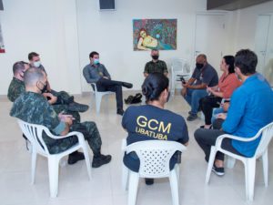 Grupo de combate a invasões em Ubatuba debate ações conjuntas com forças policiais