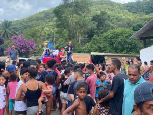 Fundo Social entrega brinquedos e alimentos em comunidades