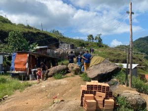 Prefeitura de Ubatuba notifica ocupações irregulares no Morro da Estufa 2
