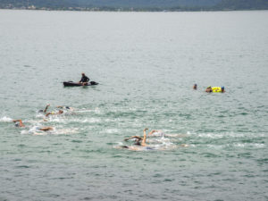 Equipe de natação de Ubatuba realiza treino em águas abertas