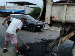 Secretaria de Infraestrutura realiza tapa-buraco na Av. Iperoig