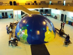 EM Presidente Tancredo Neves instala planetário itinerante para alunos e comunidade