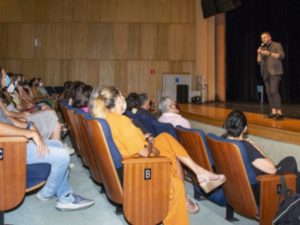 Secretaria de Educação promove aula inaugural com palestras no Teatro
