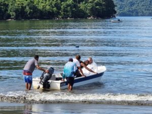 Técnicos do Estado fazem coleta de mariscos para análise laboratorial