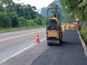 Trecho do acostamento da BR-101 é recuperado na região do Estaleiro