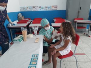 Dentista e auxiliar cuidam da saúde bucal de público presente na Escola Nativa