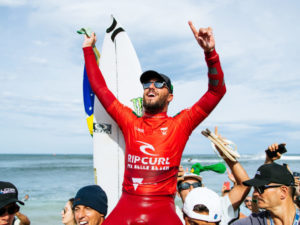 Surfista da cidade de Ubatuba lidera ranking mundial