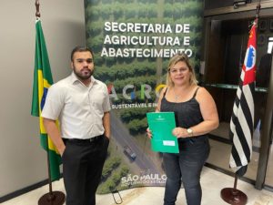 Prefeita assina convênio para renovar frota da Secretaria de Agricultura