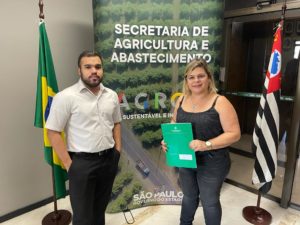 Prefeita assina convênio para renovar frota da Secretaria de Agricultura