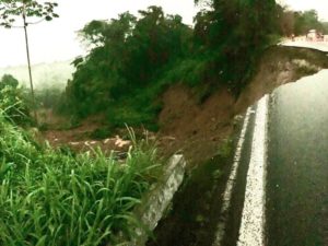 Ubatuba: Chuvas ocasionam queda de barreiras e interditam Rio-Santos em mais de um trecho