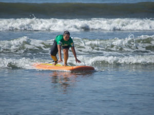 Secretaria de Esportes e Lazer oferece aulas de surfe inclusivo