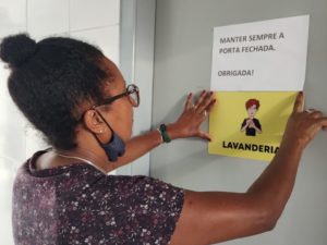 Escolas Municipais de Ubatuba recebem placas de identificação em Libras