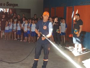 Defesa Civil de Ubatuba recebe alunos de escola particular