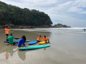 SMEL disponibiliza aulas de surfe para alunos de projetos sociais