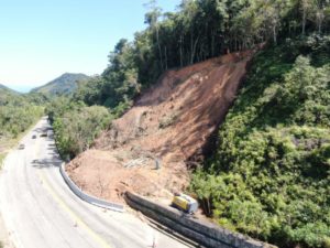BR-101: Trecho do Camburi recebe obras para evitar deslizamentos