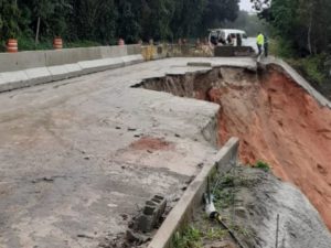 Trecho da Rio-Santos cede e motoristas devem redobrar atenção