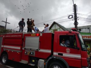 Filipe Toledo recebe homenagem na Prefeitura de Ubatuba