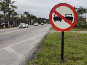 Trecho da BR-101 em Ubatuba recebe novas placas de sinalização